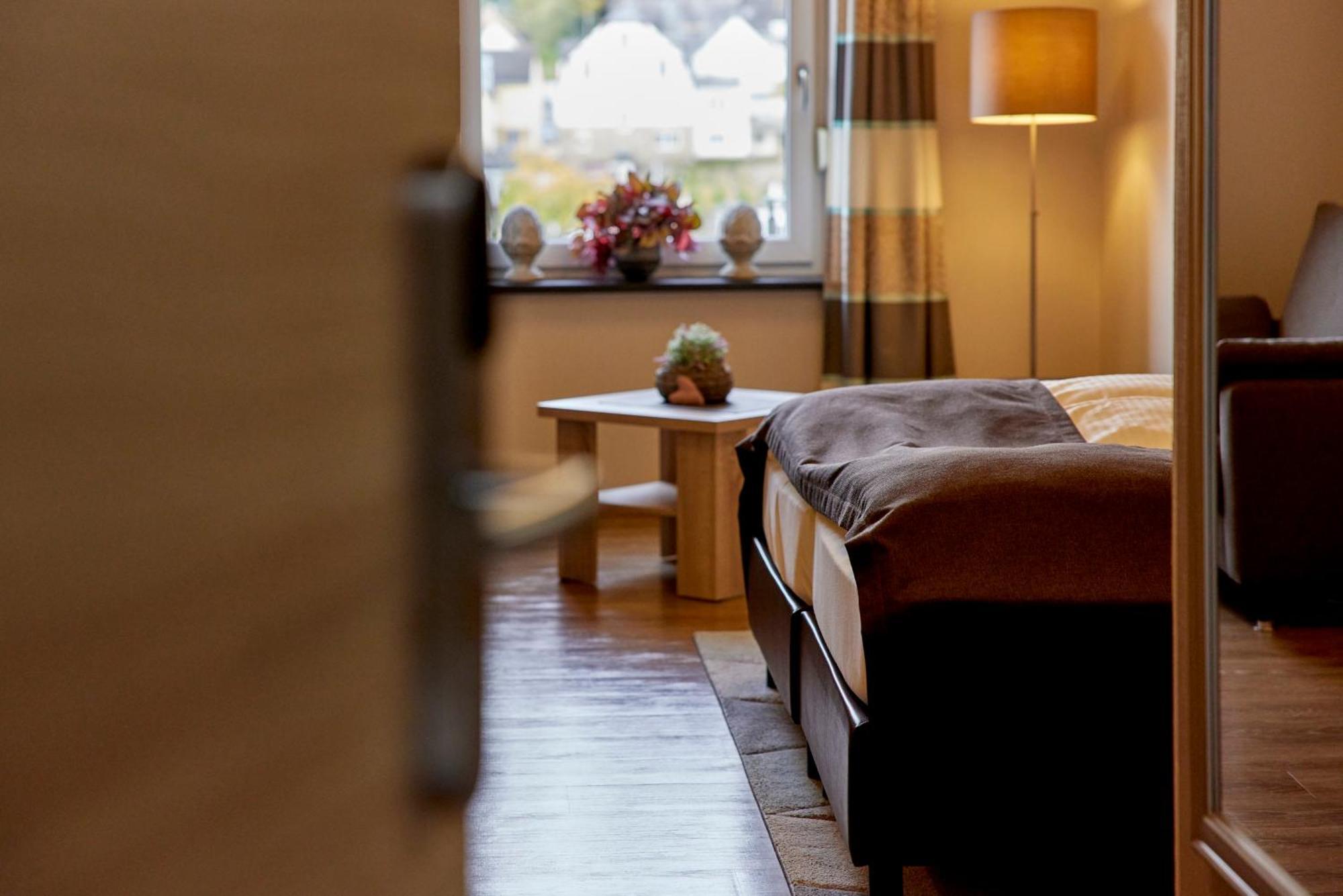 Mayer'S Weinhotel Zell an der Mosel Bagian luar foto